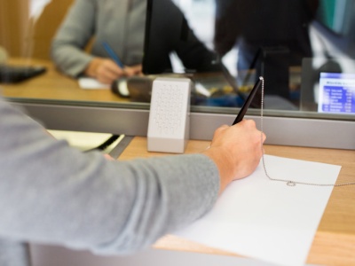 Radykalne kroki bankowego giganta. Zamkną 100 oddziałów