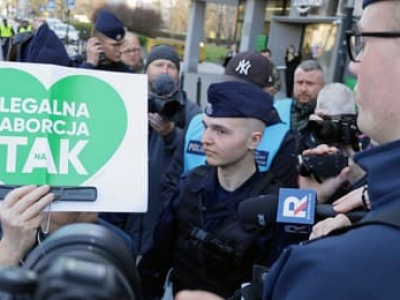 Ministerstwo Zdrowia miesza dane, NFZ liczy po swojemu. Chaos w aborcyjnych statystykach