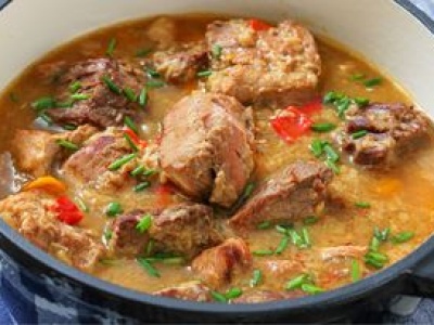 Zanim mięso trafi do gulaszu, marynuję je w zapomnianej przyprawie naszych babć. Nie ma problemów z ciężkością po posiłku