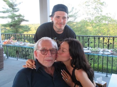 Ojciec Nicoli Peltz co miesiąc ma przesyłać jej 