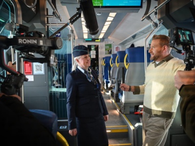 Małe gesty, większy komfort – savoir vivre w pociągach Kolei Śląskich