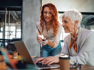 Praca dzieli pokolenia. Starszym daje sens, młodszym częściej stres