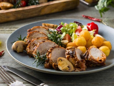 Polędwica w rozmarynie i czosnku. Prosty obiad, który pachnie jak z restauracji