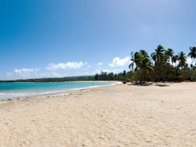Turyści zostawiają śnieg i lecą szukać ciepła. My marzniemy w kurtce, oni relaksują się na plaży