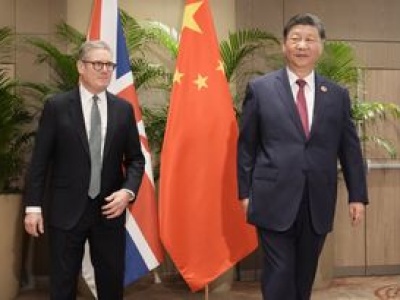 Kłaniają się Xi Jinpingowi w Pekinie. Ekspert o Brytyjczykach: kompletna naiwność