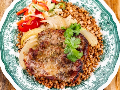 Karkówka pieczona w plastrach z cebulą