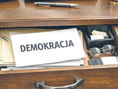 Przewodniczący sokołowskiej rady ukrywa dokumenty przed radnymi (!) i mieszkańcami. Demokracja w szufladzie