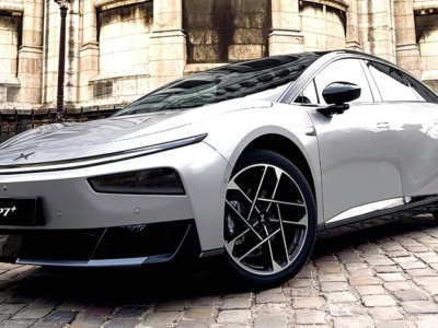 Xpeng P7+ wjeżdża na teren VW ID.7. Taniej, szybciej się ładuje, ale bez cudów