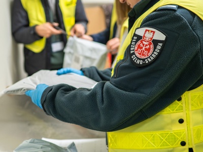 Celnicy zamówili w polskiej firmie koszule za miliony złotych