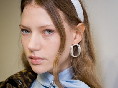 Płatki, serum i rozświetlający krem. Jako redaktorka beauty wskazuję 3 niezawodne kosmetyki pod oczy na cienie i mikrozmarszczki