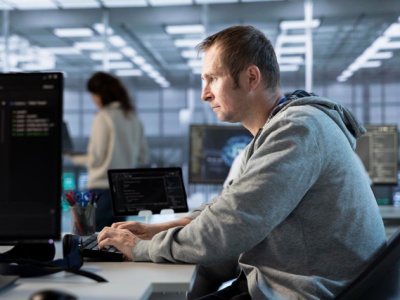 Zarobki w IT: gdzie wynagrodzenia rosną najszybciej, a gdzie hamują?