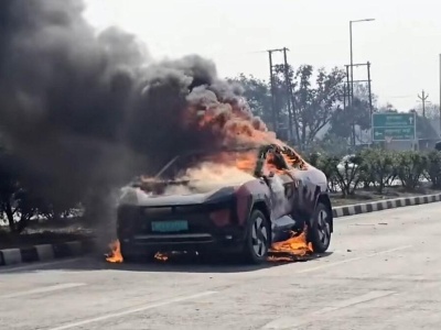 Elektryk spłonął na drodze. Producent nie przewidział jednoczesnego naciskania pedału gazu i hamulca