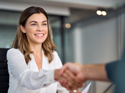 Umowa o dzieło z przeniesieniem praw autorskich. Czy warto ją podpisać?