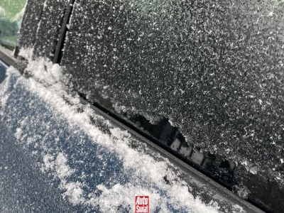 Lód skuł samochód. Radzimy, jak otworzyć przymarznięte drzwi i ich nie uszkodzić