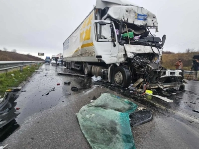 Tragiczne najechanie w kolejce do granicy – Actros wbił się w ostatni zestaw