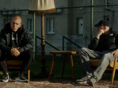 Polska Wersja: „Kochaj życie i bierz jakie jest”