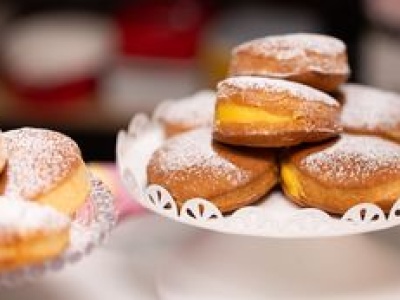 Pączki nie muszą ociekać tłuszczem. Przygotuj w ten sposób, a każdy z chęcią po nie sięgnie