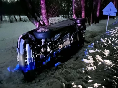 Opel wpadł do rowu i wywrócił się na bok. Kierowca i pasażer byli pijani