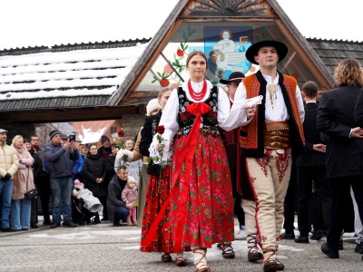 Ludowe stroje i polonez na rynku. Maturzyści z Łącka zaskoczyli na 100 dni przed maturą