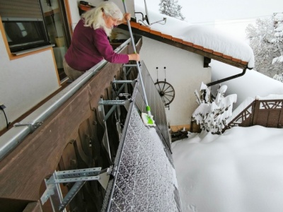 Śnieg na panelach fotowoltaicznych. To problem, ale usuwanie go jest złym pomysłem