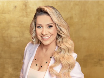 Pracowała w okienku w urzędzie. Potem polowali na nią headhunterzy z całego świata. „Niepojęte, że w Polsce nie ceni się kobiet po pięćdziesiątce”