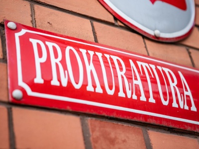 Nieoczekiwany wystrzał w komendzie policji w Szczytnie. Chodzi o broń związaną z postrzeleniem 2-latki