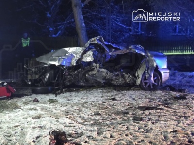 Ucieczka przed policją zakończona śmiertelnym wypadkiem. 21-latek rozbił się na drzewach i ogrodzeniu. Miał sądowy zakaz prowadzenia wszelkich pojazdów