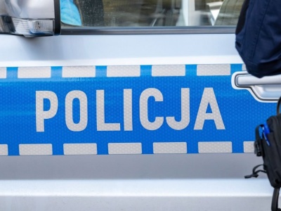 Incydent z bronią na komendzie policji. Wcześniej postrzelono z niej dwulatkę