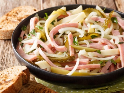 Ta sałatka znika ze stołu w kilka minut. Błyskawiczny przepis na weekend