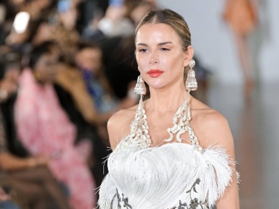 Światowi dyktatorzy mody widzą świat na różowo. Paryskie pokazy 