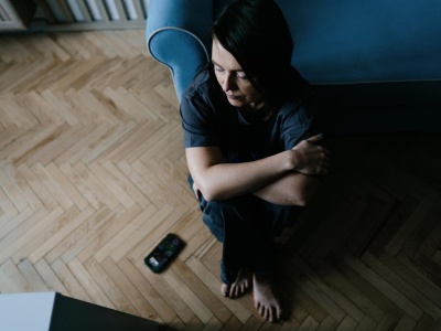 7 niepozornych zachowań, którymi zrażasz do siebie ludzi. Tak pracujesz na łatkę oschłej, nieprzyjaznej osoby