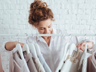 Paryski styl ubierania się ma nową odmianę. Na czym polega poet core – supertrend 2026?