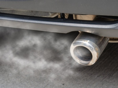 Woda z rury wydechowej. Kiedy to normalne, a kiedy jechać do mechanika?