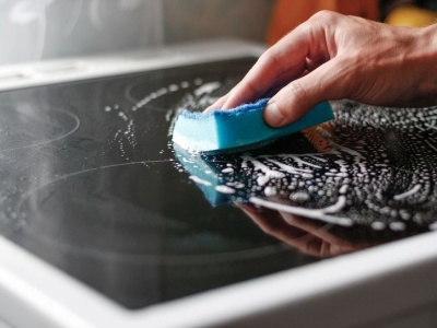 Porysowana płyta indukcyjna? Dzięki tej domowej paście będzie gładka jak lustro