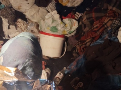 Interwencja w pustostanie. Starsza kobieta trafiła do szpitala