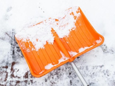 Odśnieżanie chodnika przy posesji. Co mówi prawo?