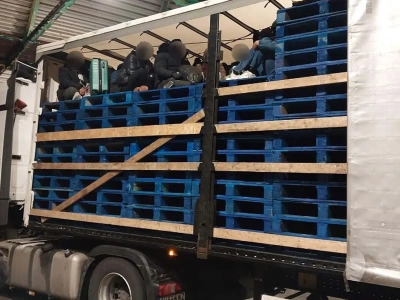 23 imigrantów w naczepie z paletami – służby śledziły ciężarówkę od portu w Dover