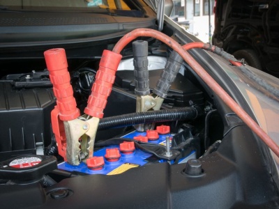Jak prawidłowo podłączyć kable rozruchowe? O tym musi wiedzieć każdy kierowca
