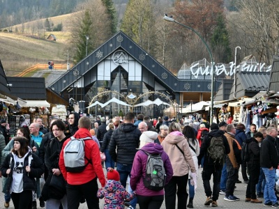 Tak oszukują przechodniów. Policja ostrzega. 