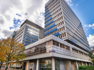 Te znane polskie biurowce wystawiono na sprzedaż. Cena wywoławcza?