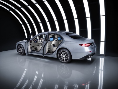 Mercedes pokazał nową Klasę S (2026). Technologia i fizyka zamiast „drewna i skóry”