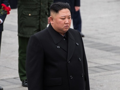 Zasnęli podczas projekcji filmu o Kim Dzong Unie. Zostali ukarani