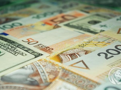 Złoty między młotem a kowadłem. Polska w niezwykle trudnej sytuacji