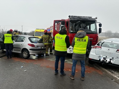 Karambol w gminie Bełchatów. 5 uszkodzonych samochodów, w tym wozy strażackie i karetka