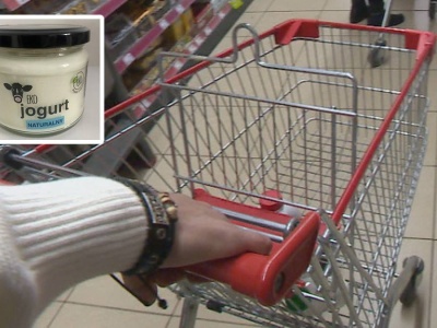 Kawałki szkła w jogurcie. Wydano pilny komunikat