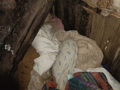 Przez mrozem chronią się w nietypowych miejscach. Pomoc bezdomnym w Zduńskiej Woli