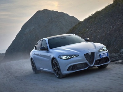 Nowa Alfa Romeo Giulia ma wrócić na Giorgio EVO. W tle krąży hybrydowe V6 z Maserati