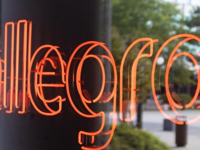 Sąd zakazał Allegro selektywnego pokazywania dostaw. 