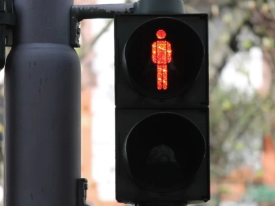 Przeszła na czerwonym świetle w centrum Ciechanowa. Znieważyła policjantów i usłyszała zarzut