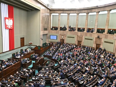 Nowy sondaż CBOS. Konfederacja rośnie, Lewica ledwo nad progiem